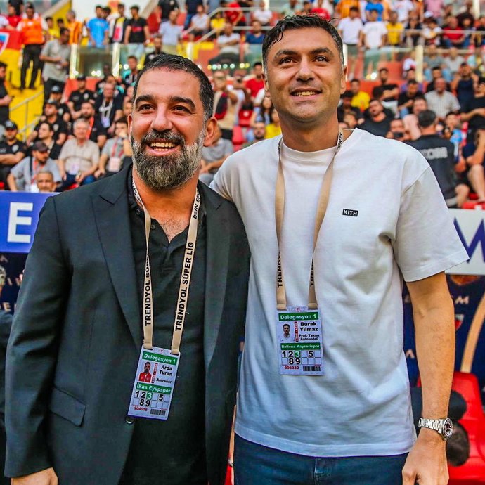 Burak Yılmaz ve Arda Turan, teknik direktör olarak ilk kez karşı karşıya geldi. Berabere biten #KAYvEYP maçını nasıl buldunuz?