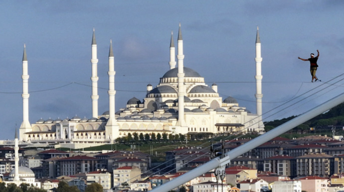 Red Bull sporcusu Roose, İstanbulda ip üzerinde yürüyerek Asyadan Avrupaya geçti. Sen ip üstünde boğazı geçebilir misin?