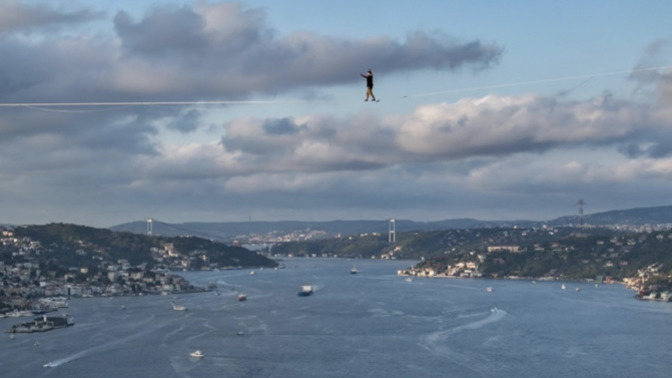 Red Bull sporcusu Roose, İstanbul'da ip üzerinde yürüyerek Asya'dan Avrupa'ya geçti. Sen ip üstünde boğazı geçebilir misin?