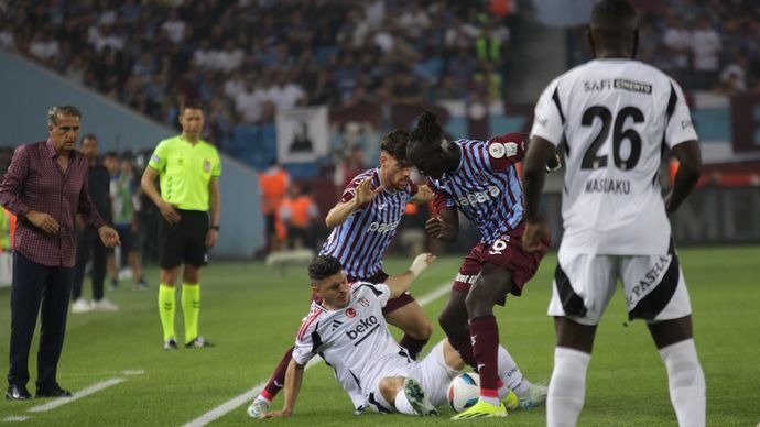 Trabzonspor 1 - Beşiktaş 1... Kartal 77 dakika 10 kişi oynayan rakibiyle berabere kaldı! Maçı nasıl buldunuz?