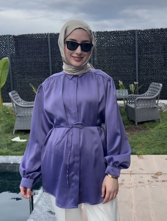 Saten gömlek giymeyi sever misiniz bunlar nasıl beyaz mı lavanta rengi mi?