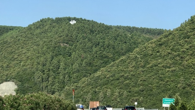 Orada bir ev var uzakta, hı hı işte o ev😄, yaşar mıydın o evde?