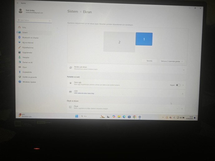Laptop her başlattığımda iki ekran gibi görünüyor nasıl düzeltirim?