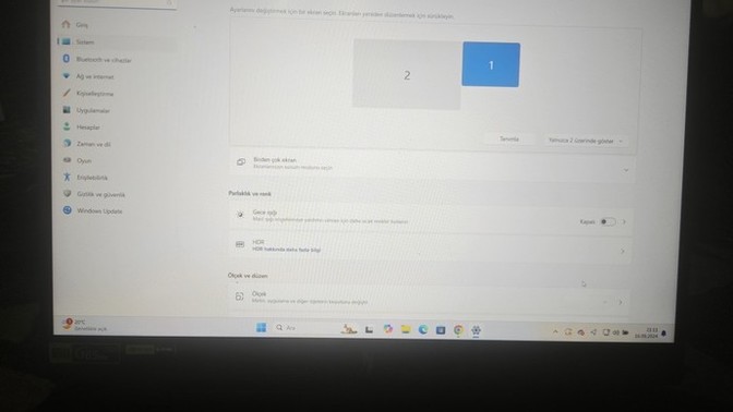 Laptop her başlattığımda iki ekran gibi görünüyor nasıl düzeltirim?