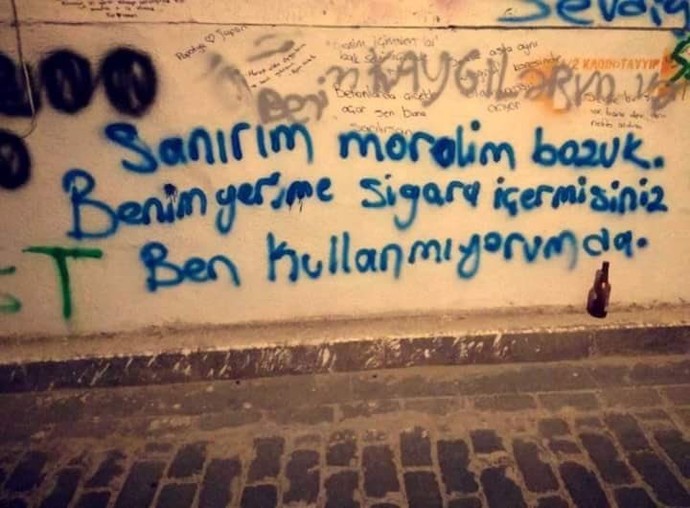 Balıklar yağmurda ıslanıyor diye dertliyim, sigara kullanmıyorum. benim yerime içer misiniz?