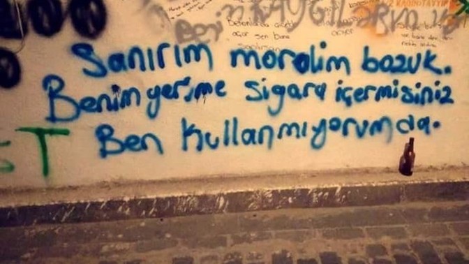 Balıklar yağmurda ıslanıyor diye dertliyim, sigara kullanmıyorum. benim yerime içer misiniz?