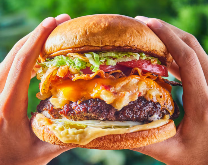 18 Eylül Uluslararası Cheeseburger Günü! 🍔 Cheeseburger sevenler burada mı? Evde yapabileceğim güzel bir tarif verir misiniz?