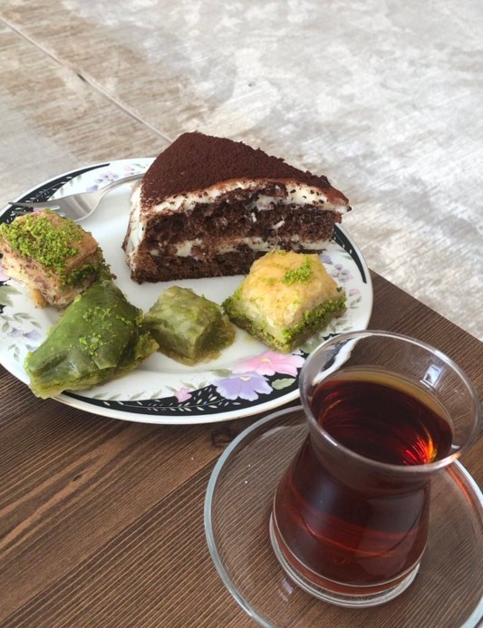 Çayı şekerli mi şekersiz mi içersiniz?