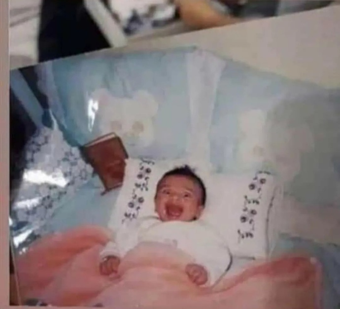 Sizlere bebeklik fotomu paylaşmak istiyorum... Bi maşallah alırım 🤭🤭🤭 tatlılığım hala aynı mı 🤭🤭🤭?