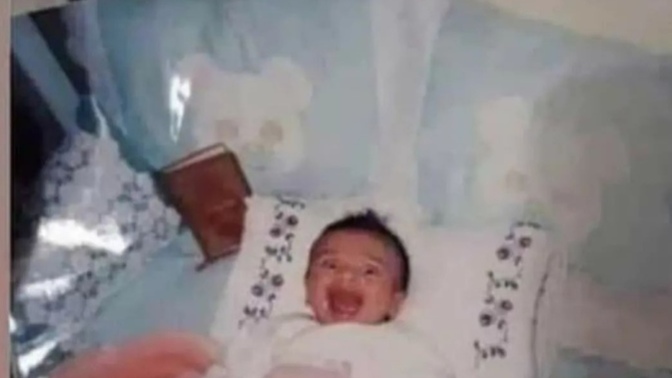 Sizlere bebeklik fotomu paylaşmak istiyorum... Bi maşallah alırım 🤭🤭🤭 tatlılığım hala aynı mı 🤭🤭🤭?