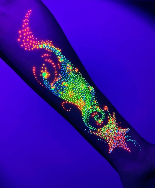 Geceleri parıldayan neon dövmeler havalı mı?
