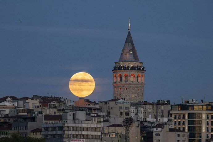 Yılın son Süper Kanlı Ay tutulması gökyüzünde görsel şölen oluşturdu. Gökyüzünü izlemeyi seviyor musun?
