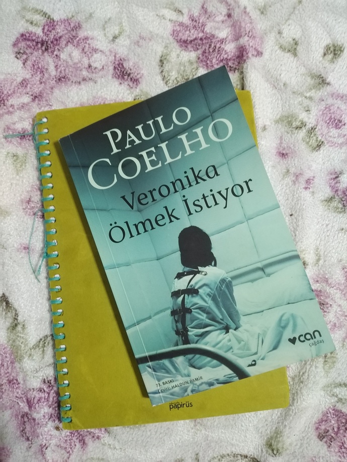 Bu sıralar okuduğunuz bi kitap var mı?