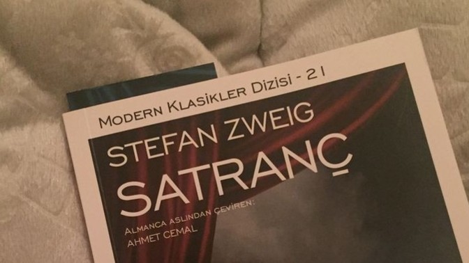 Bu sıralar okuduğunuz bi kitap var mı?