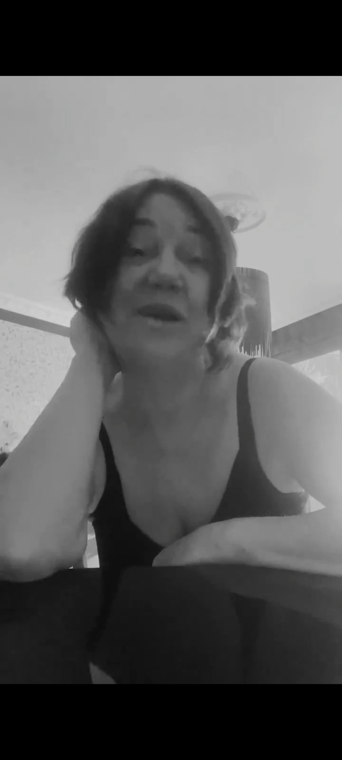 Şarkıcı NAZAN ÖNCELin hali görenleri şaşırttı. estetik bi zaman sonra sizce mecbur yapılmalımı?