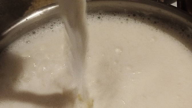 Vakitlerden yorgun bir sonbahar akşamı. Eve geldin her yer süt kokuyor. Islak kek de yapılmış. Keyfin yerine gelir miydi 🫠?