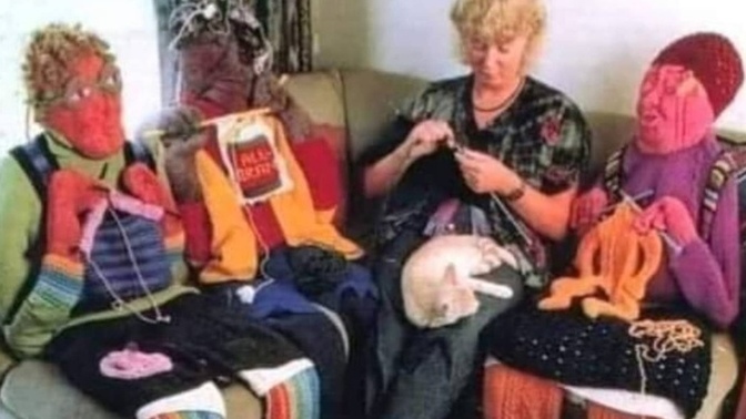 Arkadaşlarım geldi kış için örgüler yapıyoruz, kucağında kedi olan benim, sizce kışa örgü olarak kazak mı iyi olur bere mi?🤭🤭🤭?