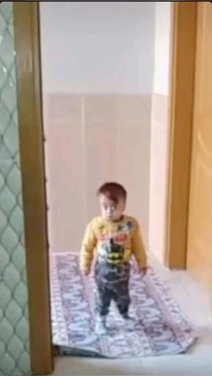 "Şerefine vur kadehi, meze yapıp harca beni" diyerekten sansasyonel danslar ederken babama yakalanmışımdır;