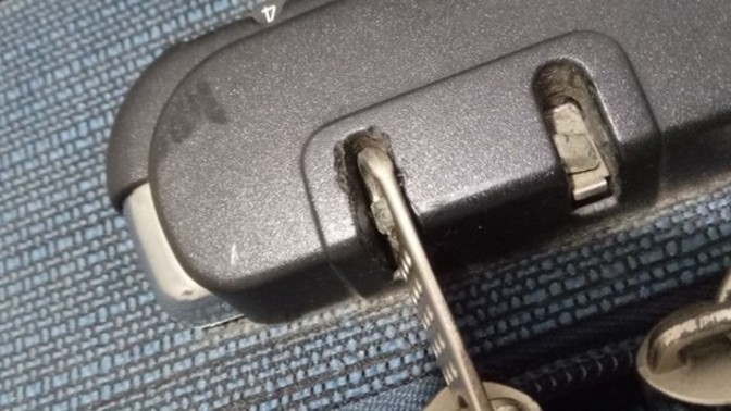 Bavul şifreli değil ama fermuarı sıkıştı, ne yapmam lazım?