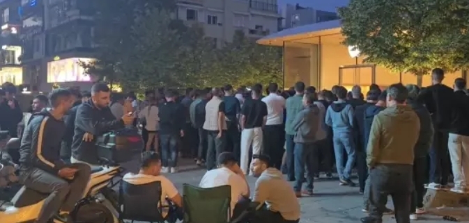 Vatandaşlar 120 bin TLlik telefonlar için geceden kuyruğa girdiler! Sizce bu kuyruk neyi gösteriyor?