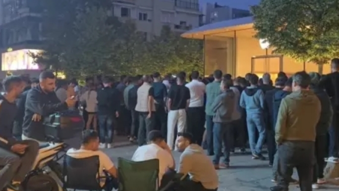 Vatandaşlar 120 bin TL'lik telefonlar için geceden kuyruğa girdiler! Sizce bu kuyruk neyi gösteriyor?