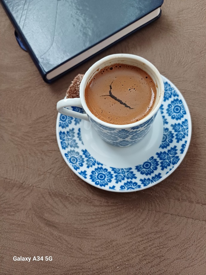 Benim kahvemin köpüğünde ya harf çıkar ya da şekil anacım