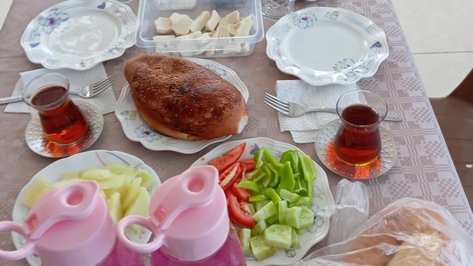 İnsan kahvaltı yapınca keyifli olabiliyor ya siz?