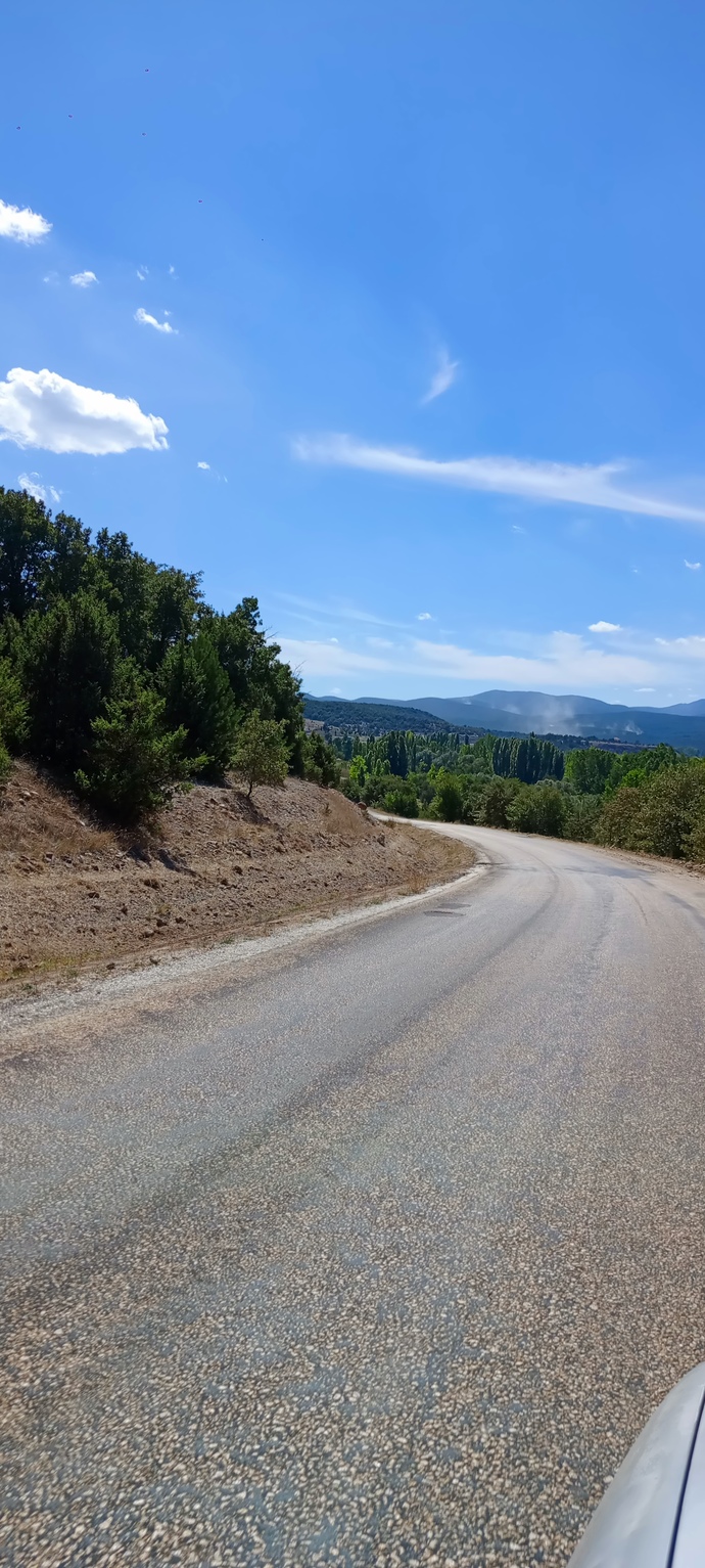 Başka bir köye giderken ormanın içinden geçen ralli araçlarının çıkardıkları tozlar...