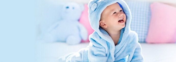 Uni Baby Yeni Doğan Bebek Köpük Şampuanı’nı kullanarak bebeğimin hassas cildini ve saçlarını nasıl güvenle temizleyebilirim?