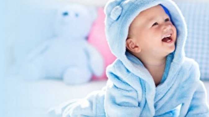 Uni Baby Yeni Doğan Bebek Köpük Şampuanı’nı kullanarak bebeğimin hassas cildini ve saçlarını nasıl güvenle temizleyebilirim?