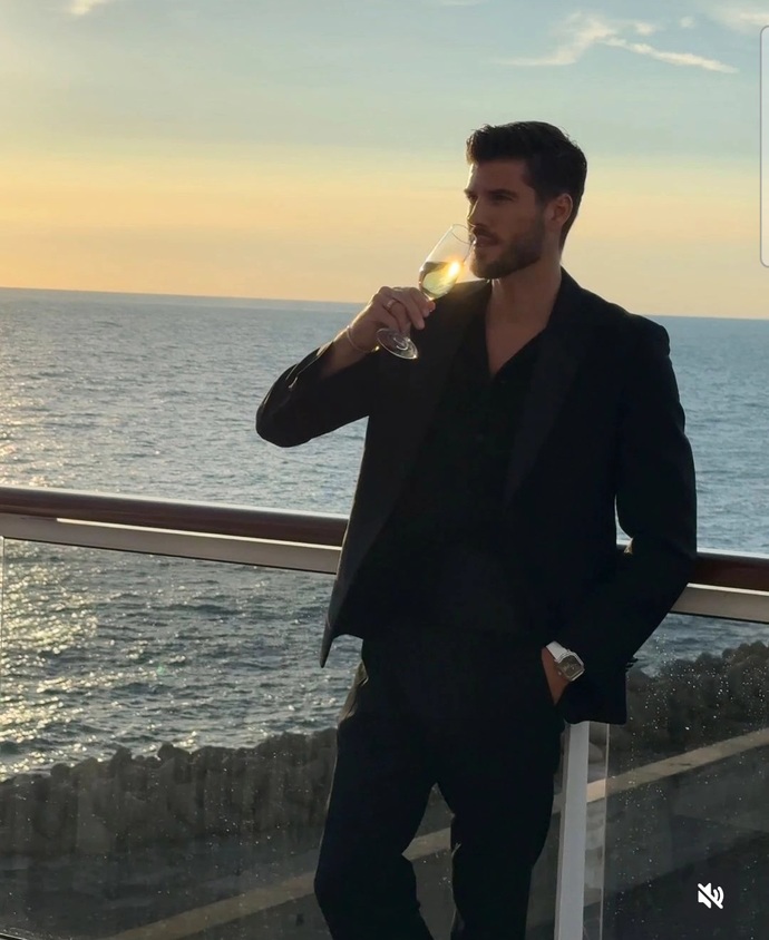 Bu adam sizce nasıl, yakışıklı mı?