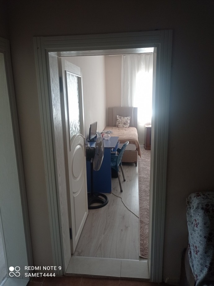Sizce bu kapıyla aynı boyda olan biri uzun mudur?