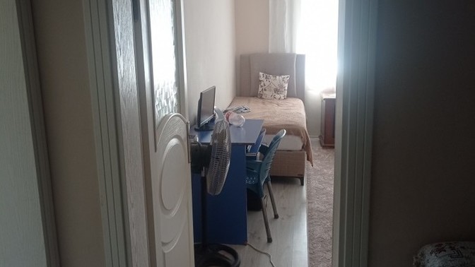 Sizce bu kapıyla aynı boyda olan biri uzun mudur?