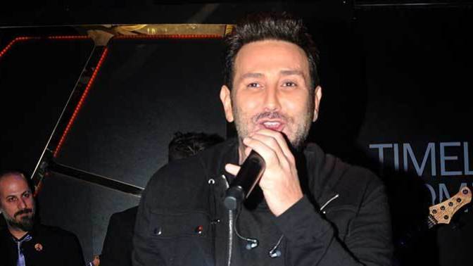 90’lar pop müziğinin kült isimlerinden Metin Arolat hayatını kaybetti. Metin Arolat'ın şarkılarını dinler miydiniz?