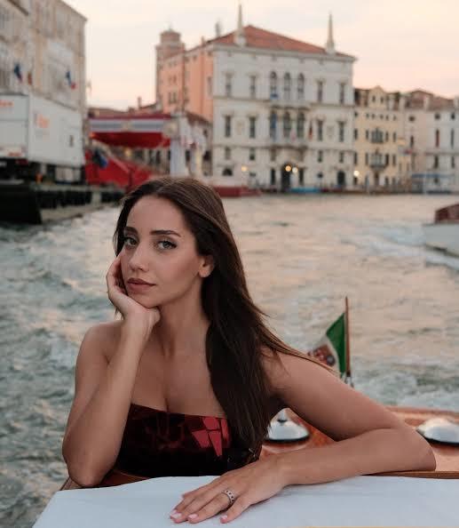 Özge Özacar sizce güzel mi?