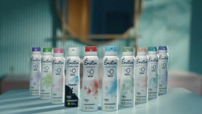 Parfümümün ön plana çıkmasını sağlarken, aynı zamanda ter kokusunu önlemek için hangi Emotion deodorantı kullanmalıyım?