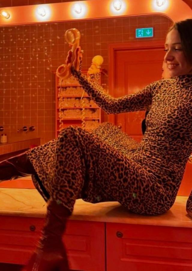 Zeynep Bastık poz vermek için şekilden şekle girdi! Sence nasıl olmuş?