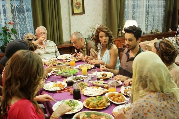 Eşinizin ailesi size haber vermeden evinize gelebilir mi?