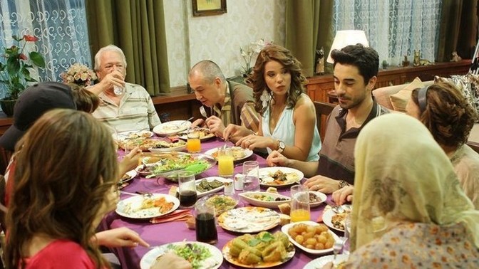 Eşinizin ailesi size haber vermeden evinize gelebilir mi?