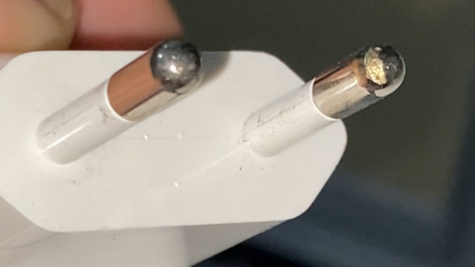 Macbook adaptörü yanık?