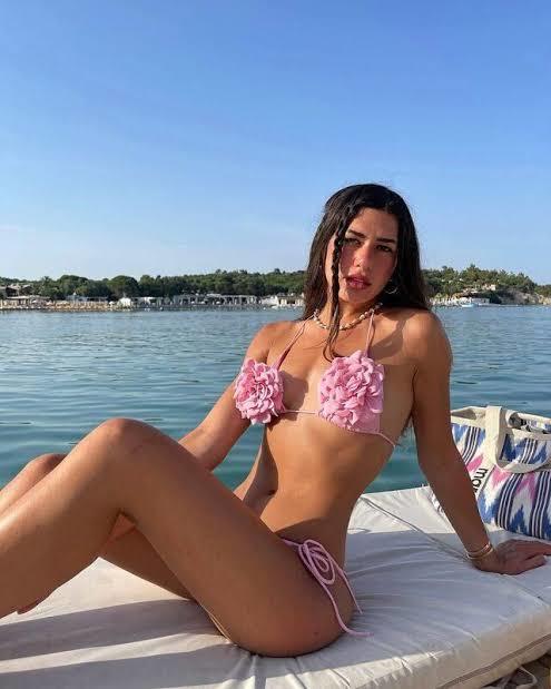 Fenomen Sibil Çetinkayanın dekolte dolu sade elbisesi sence nasıl olmuş?