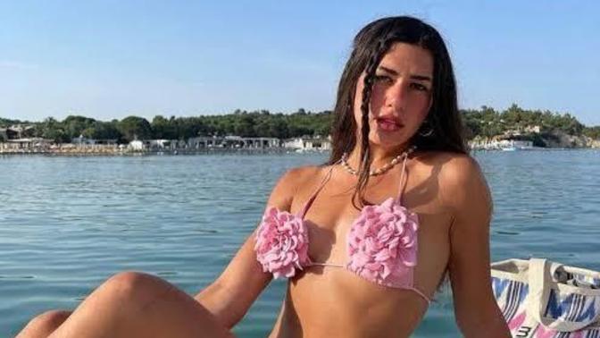Fenomen Sibil Çetinkaya'nın dekolte dolu sade elbisesi sence nasıl olmuş?