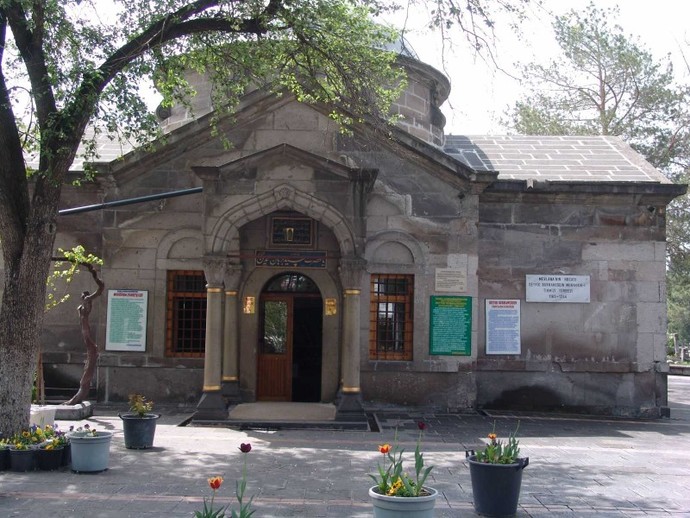 Peygamberimizin (ﷺ) soyundan olan ve KADIlık da yapmış olan İslâm âlimi SEYYİD BURHÂNEDDÎN HAZRETLERİ hangi şehirde medfûndur?