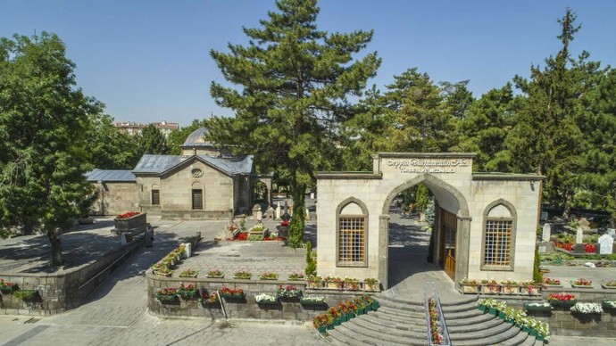 Peygamberimizin (ﷺ) soyundan olan ve KADIlık da yapmış olan İslâm âlimi SEYYİD BURHÂNEDDÎN HAZRETLERİ hangi şehirde medfûndur?
