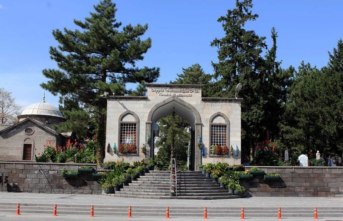 Peygamberimizin (ﷺ) soyundan olan ve KADIlık da yapmış olan İslâm âlimi SEYYİD BURHÂNEDDÎN HAZRETLERİ hangi şehirde medfûndur?