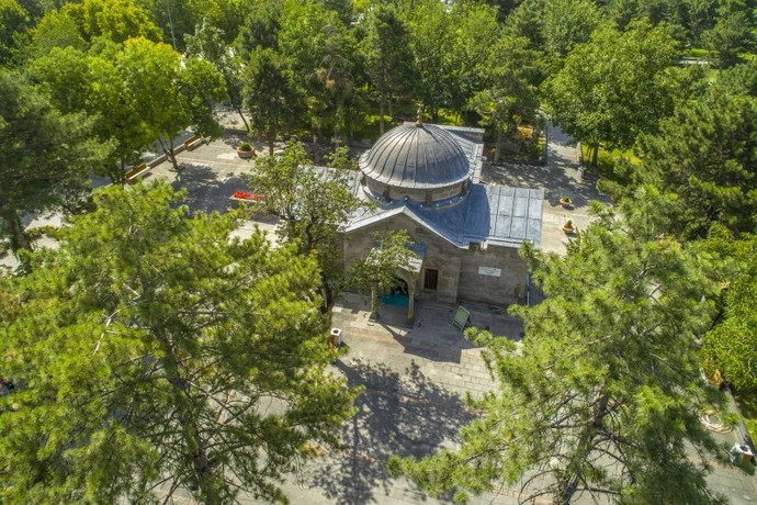 Peygamberimizin (ﷺ) soyundan olan ve KADIlık da yapmış olan İslâm âlimi SEYYİD BURHÂNEDDÎN HAZRETLERİ hangi şehirde medfûndur?