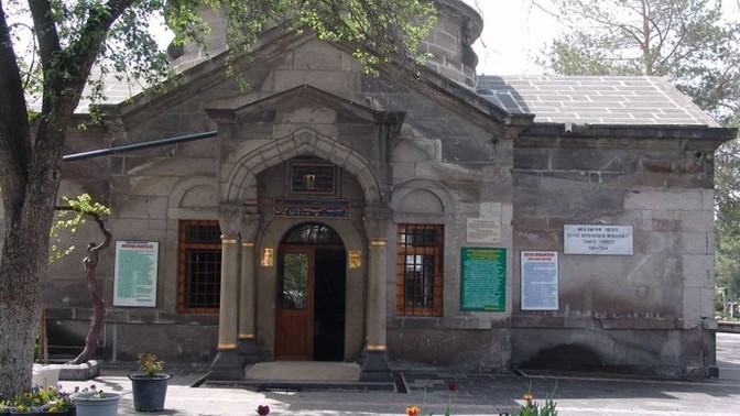 Peygamberimizin (ﷺ) soyundan olan ve "KADI"lık da yapmış olan İslâm âlimi SEYYİD BURHÂNEDDÎN HAZRETLERİ hangi şehirde medfûndur?
