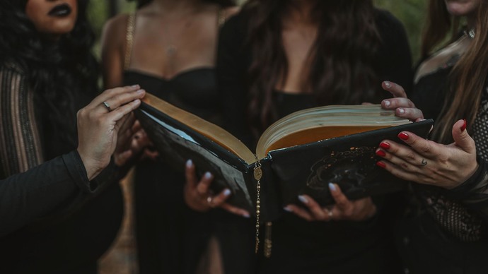 Lanetli olduğu söylenen bir kitap buldun, açıp okur musun?