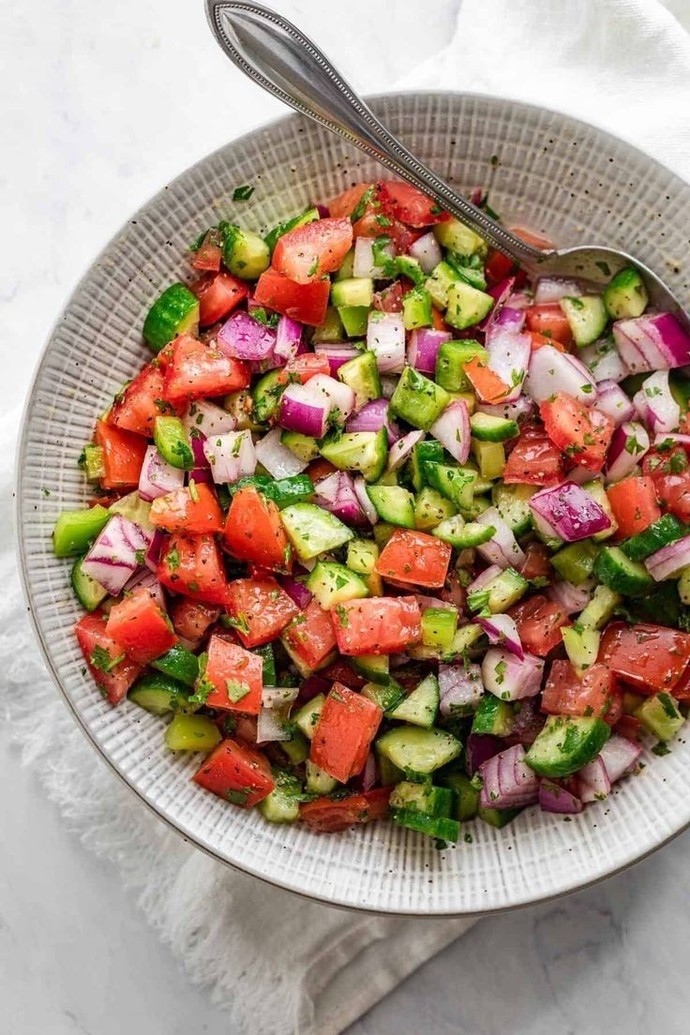 Yemeklerin yanına salata şart mı?