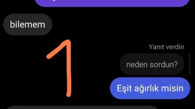 Bir kızdan hoşlanıyorum ama, o kız çok garip davranıyor?